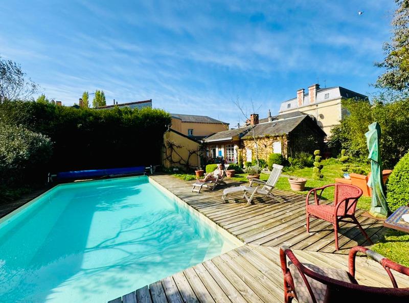 La Roche Sur Yon (85) - Pentagone - Maison De Caractere Bourree De Charme Avec Piscine Et Jardin Clo