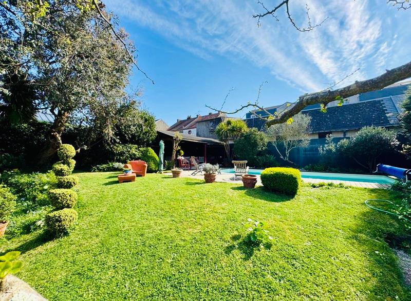 La Roche Sur Yon (85) - Pentagone - Maison De Caractere Bourree De Charme Avec Piscine Et Jardin Clo