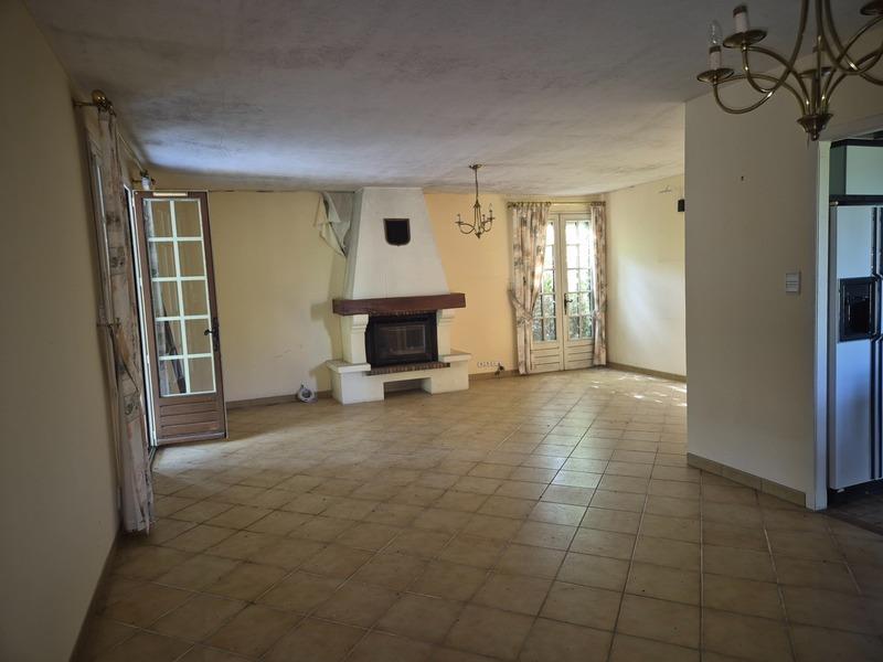 Lairoux (85) Pleasant 3 bedroom family house with veranda, swimming pool and guest house on park cl