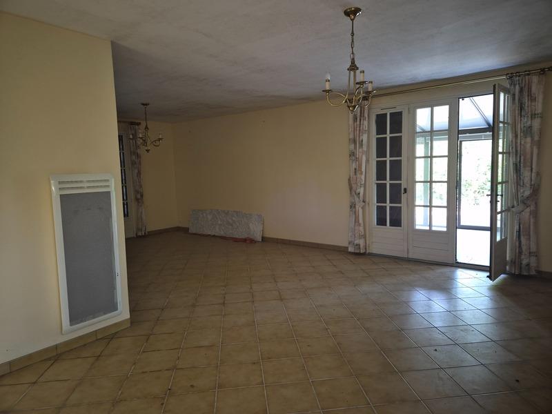 Lairoux (85) Pleasant 3 bedroom family house with veranda, swimming pool and guest house on park cl