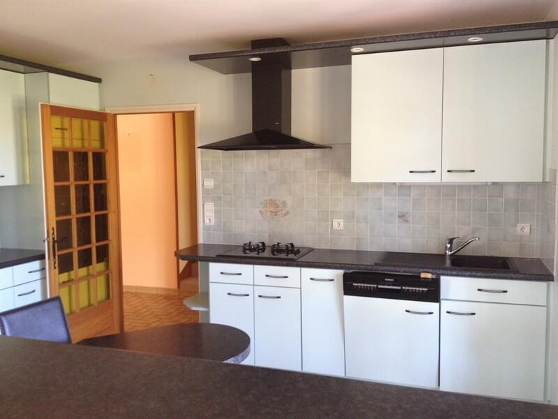 Lairoux (85) Pleasant 3 bedroom family house with veranda, swimming pool and guest house on park cl