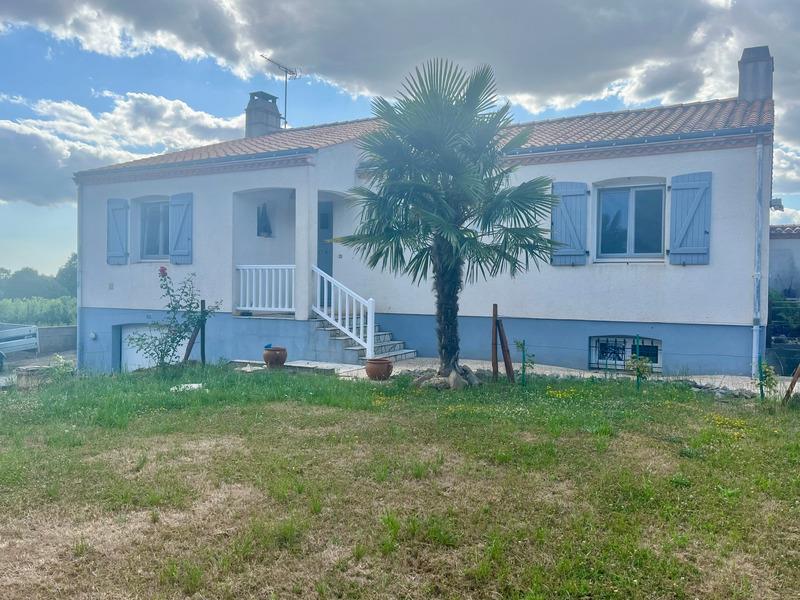 Rosnay (85320) in the heart of the vineyard house on full basement 4 bedrooms with veranda and anne
