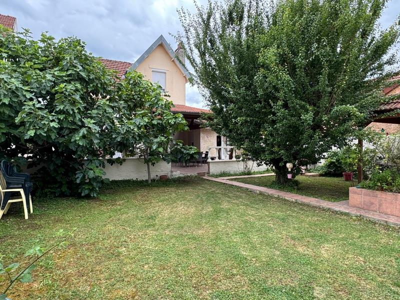 Maison De Ville, Grande Pièce De Vie, 4 Chambres Et Beau Jardin Paysagé