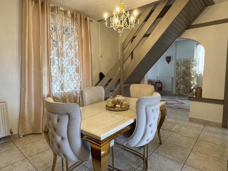 Maison De Ville, Grande Pièce De Vie, 4 Chambres Et Beau Jardin Paysagé