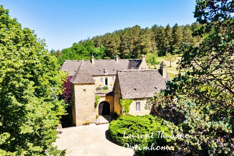 Secret retreat in the heart of Périgord – 15th century noble residence with swimming pool and outbui