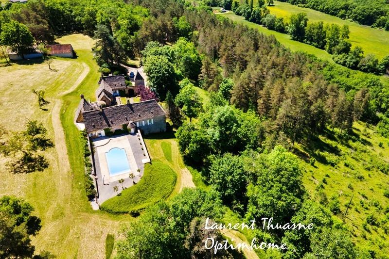 Secret retreat in the heart of Périgord – 15th century noble residence with swimming pool and outbui