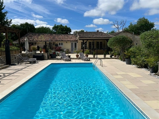 Schönes Landhaus, sehr ruhig, 6 Schlafzimmer, 3 Wohnzimmer, 2 Küchen, beheizter Pool