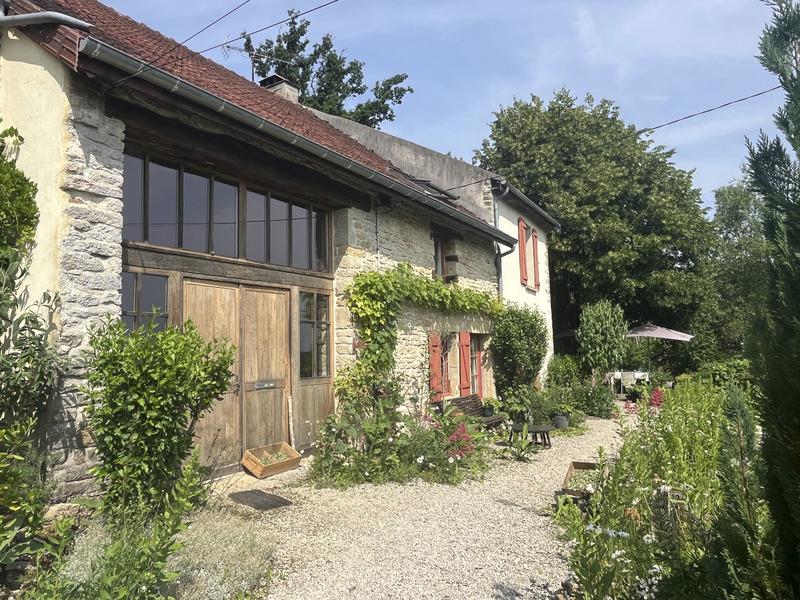 Semur-En-Auxois 20min:maison de caractère 200m²+gîte 42m²,9 pièces,5 chambres,terrain 6000m²,dépenda