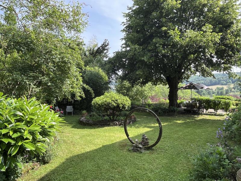 Semur-En-Auxois 20min:maison de caractère 200m²+gîte 42m²,9 pièces,5 chambres,terrain 6000m²,dépenda