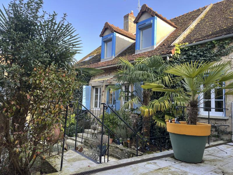 Montbard 7min : maison rénovée 142m² + logis 58m², dépendances, jardin, piscine. Prix : 375 000€