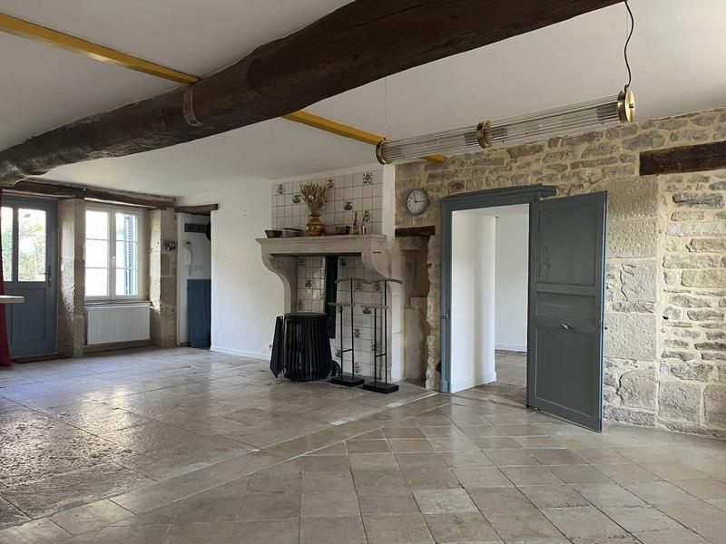 Montbard 7min : maison rénovée 142m² + logis 58m², dépendances, jardin, piscine. Prix : 375 000€