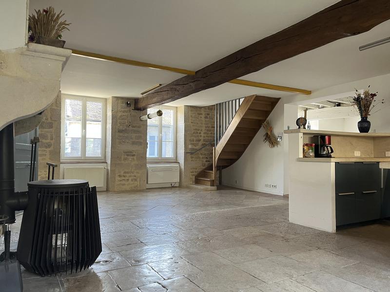 Montbard 7min : maison rénovée 142m² + logis 58m², dépendances, jardin, piscine. Prix : 375 000€