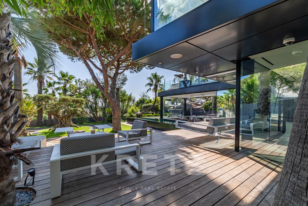 Prestigious architect-designed villa with sea view