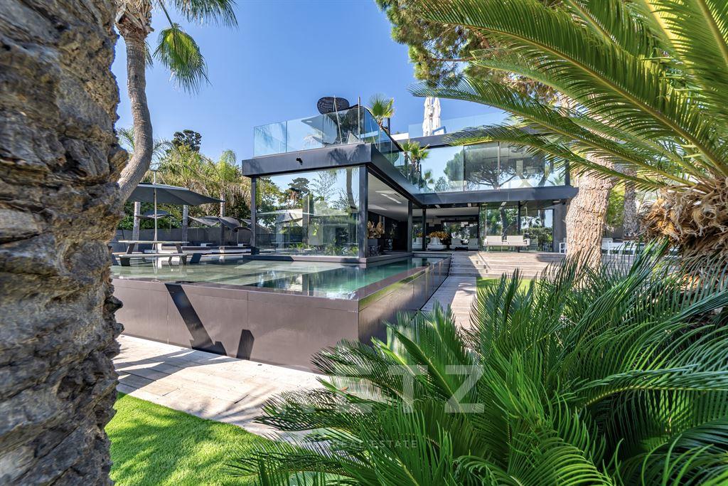 Prestigious architect-designed villa with sea view