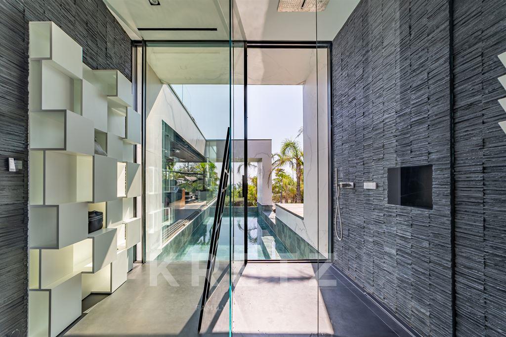 Prestigious architect-designed villa with sea view