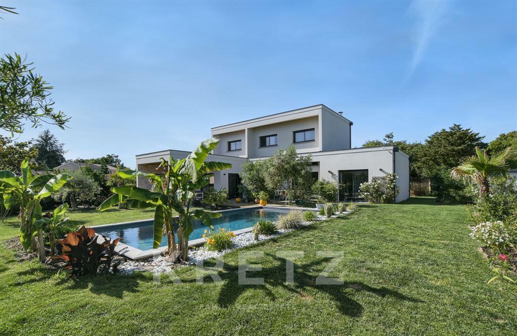 Contemporary villa with pool & spa, Lardenne district in Toul