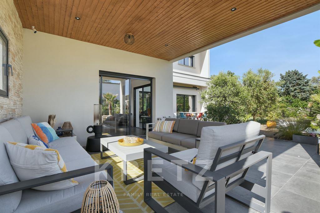 Contemporary villa with pool & spa, Lardenne district in Toul