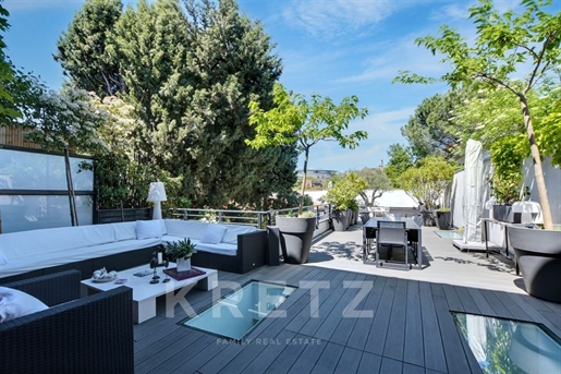 Private mansion of 300m2 with swimming pool and 3 garages - centre hi