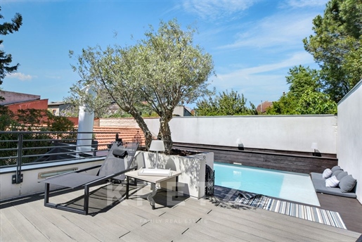 Private mansion of 300m2 with swimming pool and 3 garages - centre hi
