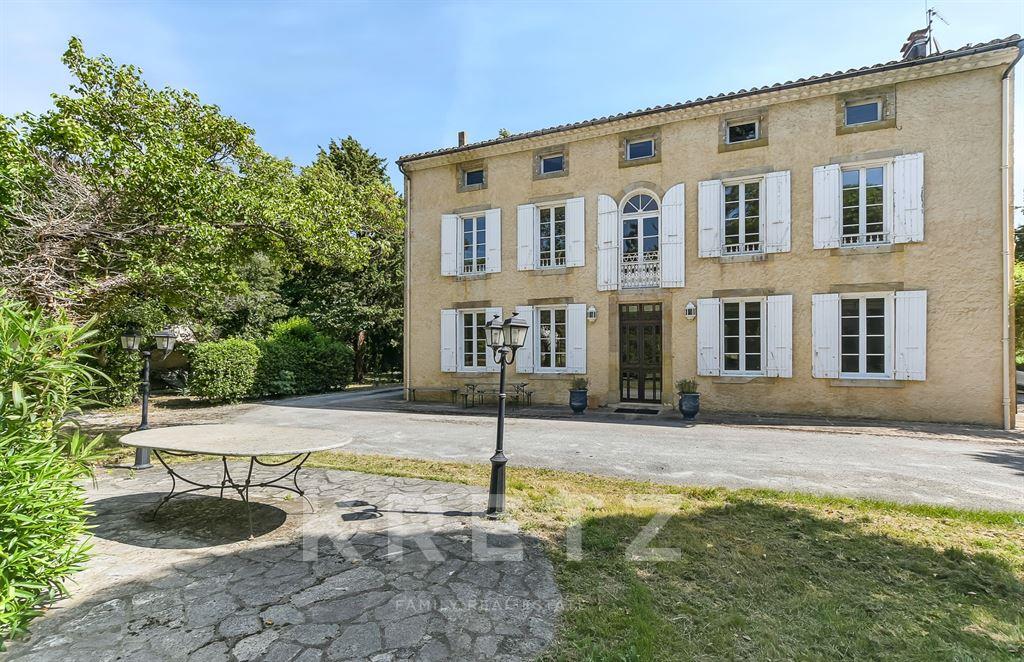 Renovated 10-room mansion, 1 hectare wooded park, south
