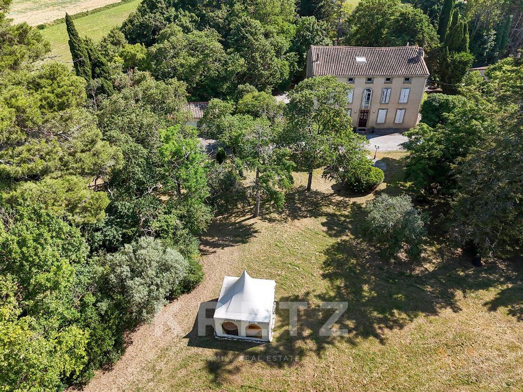 Renovated 10-room mansion, 1 hectare wooded park, south