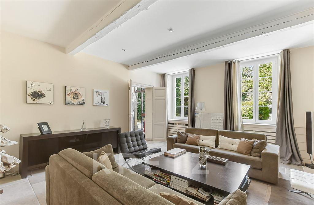 Renovated 10-room mansion, 1 hectare wooded park, south