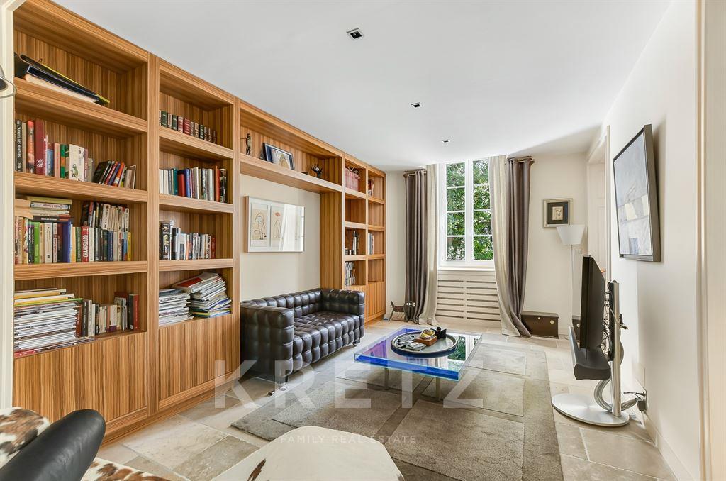 Renovated 10-room mansion, 1 hectare wooded park, south