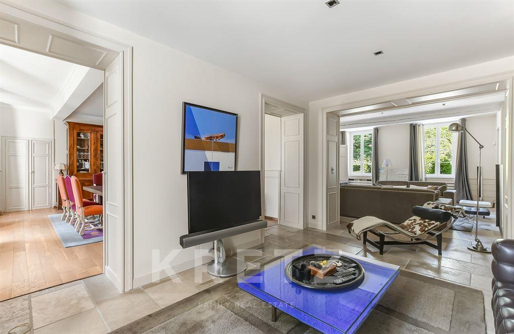Renovated 10-room mansion, 1 hectare wooded park, south
