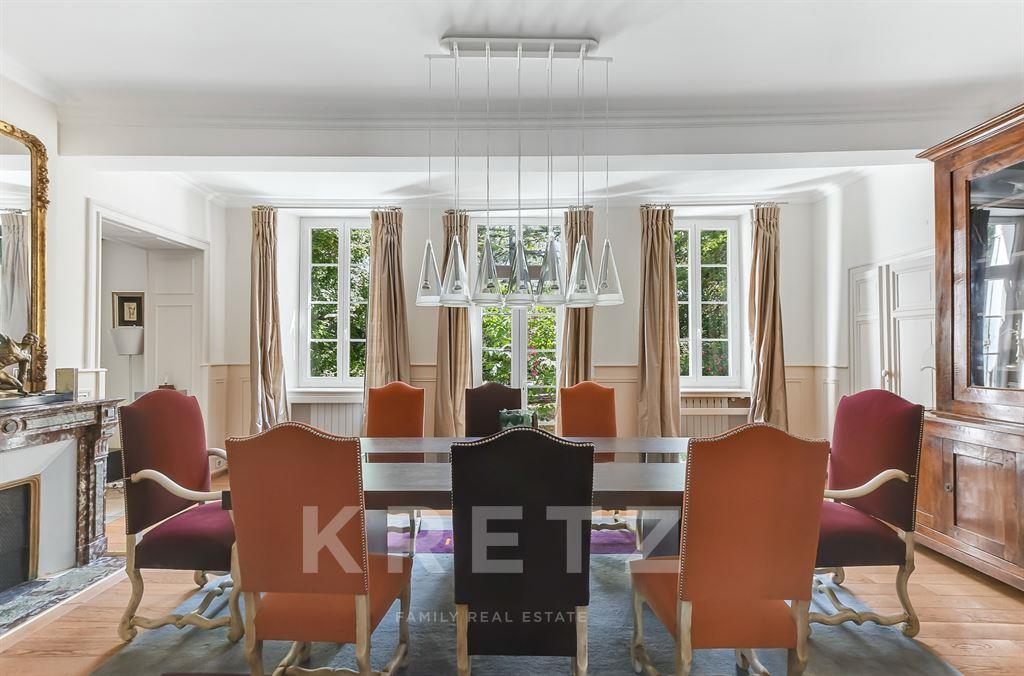 Renovated 10-room mansion, 1 hectare wooded park, south