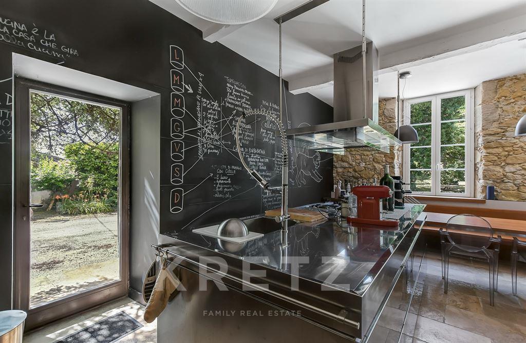 Renovated 10-room mansion, 1 hectare wooded park, south