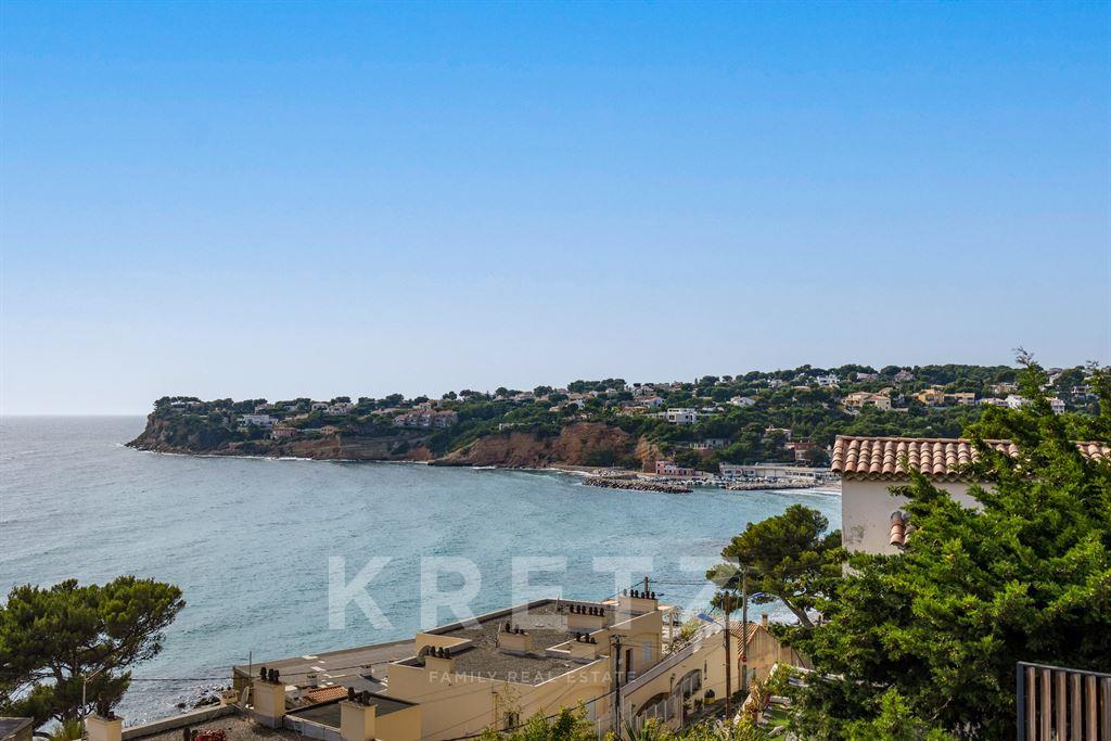 Contemporary villa with sea view