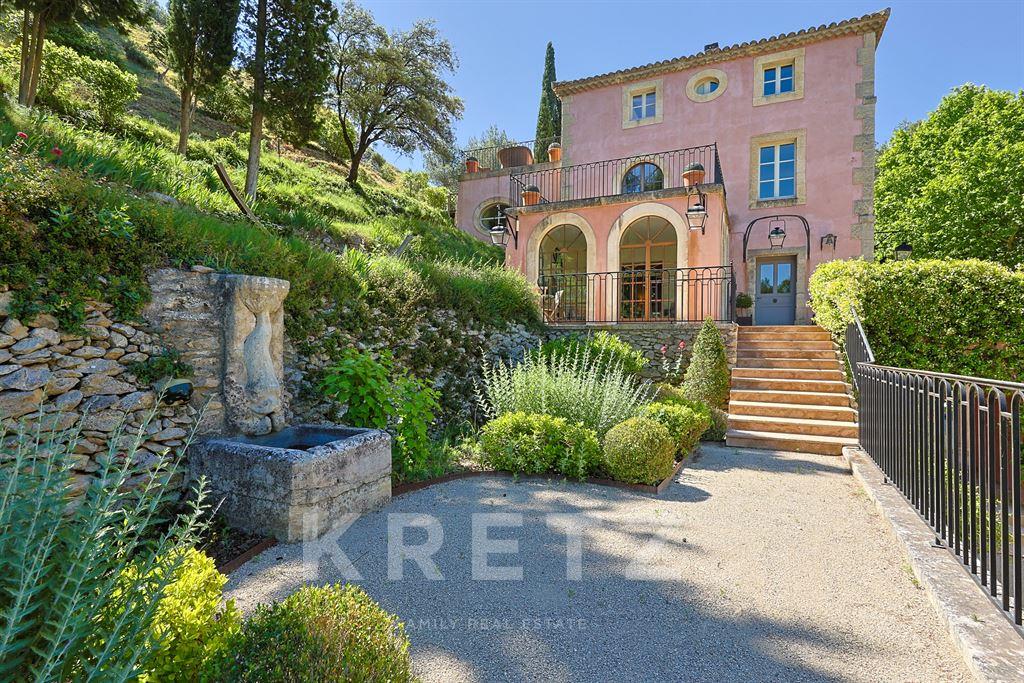 12-hectare property at the foot of the Alpilles