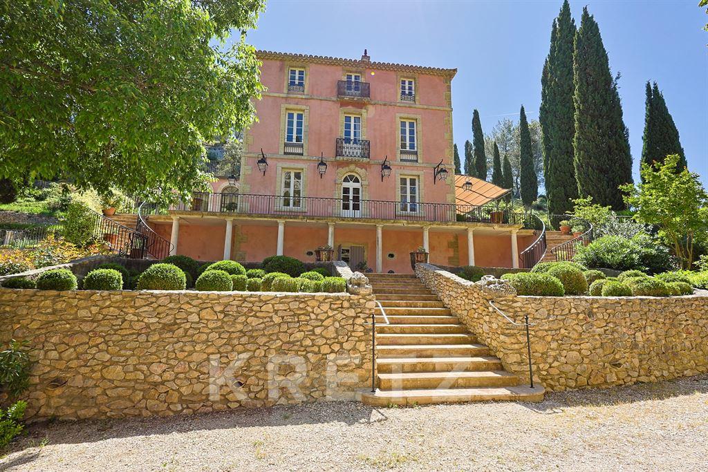 12-hectare property at the foot of the Alpilles