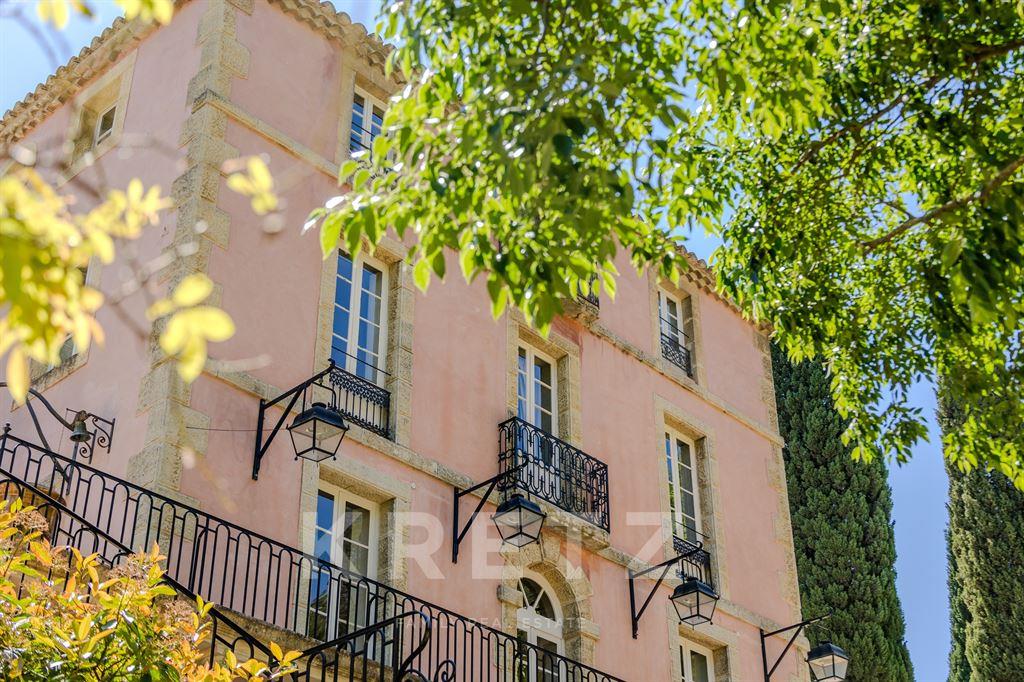 12-hectare property at the foot of the Alpilles