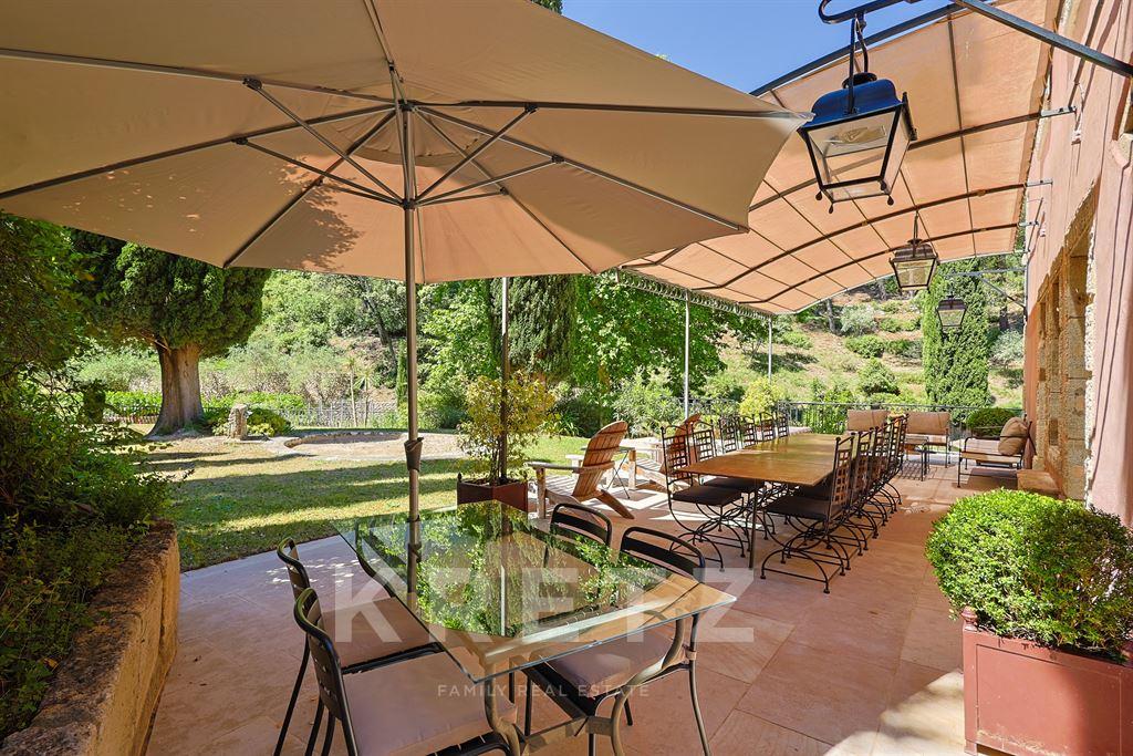 12-hectare property at the foot of the Alpilles