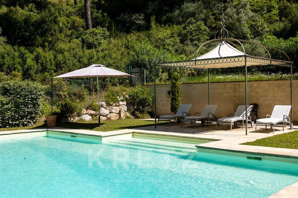 12-hectare property at the foot of the Alpilles