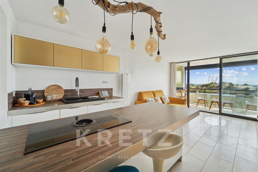 Apartment with terrace on the first line facing the sea