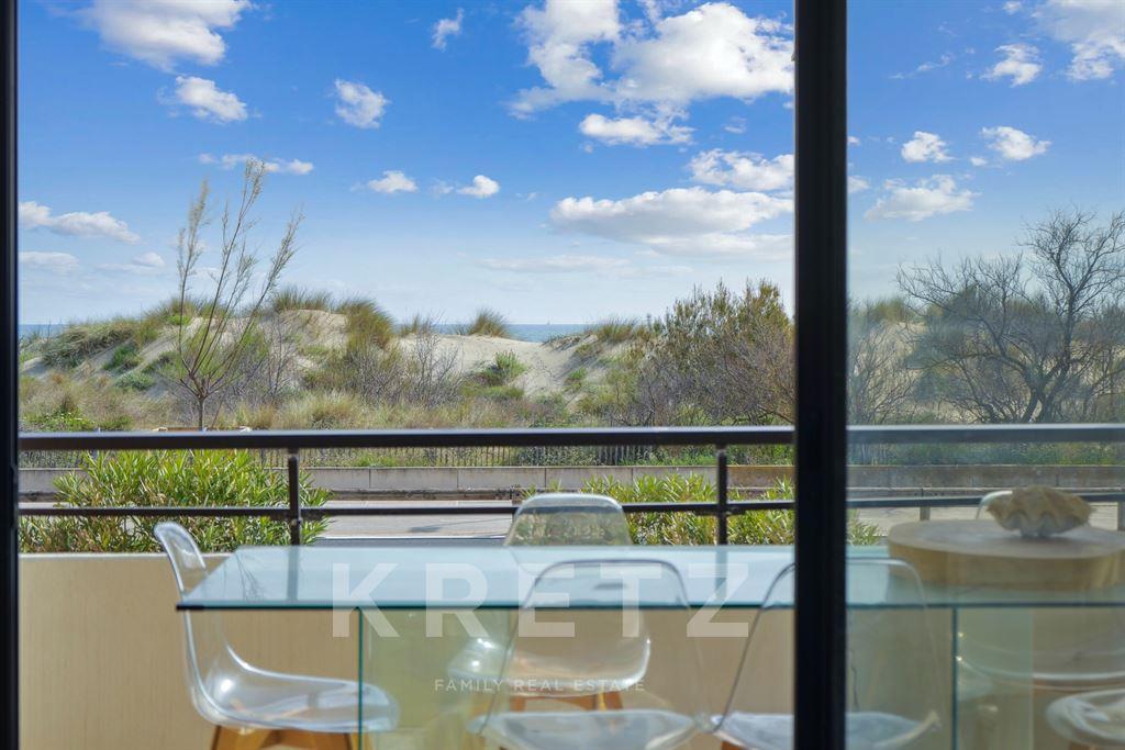 Apartment with terrace on the first line facing the sea