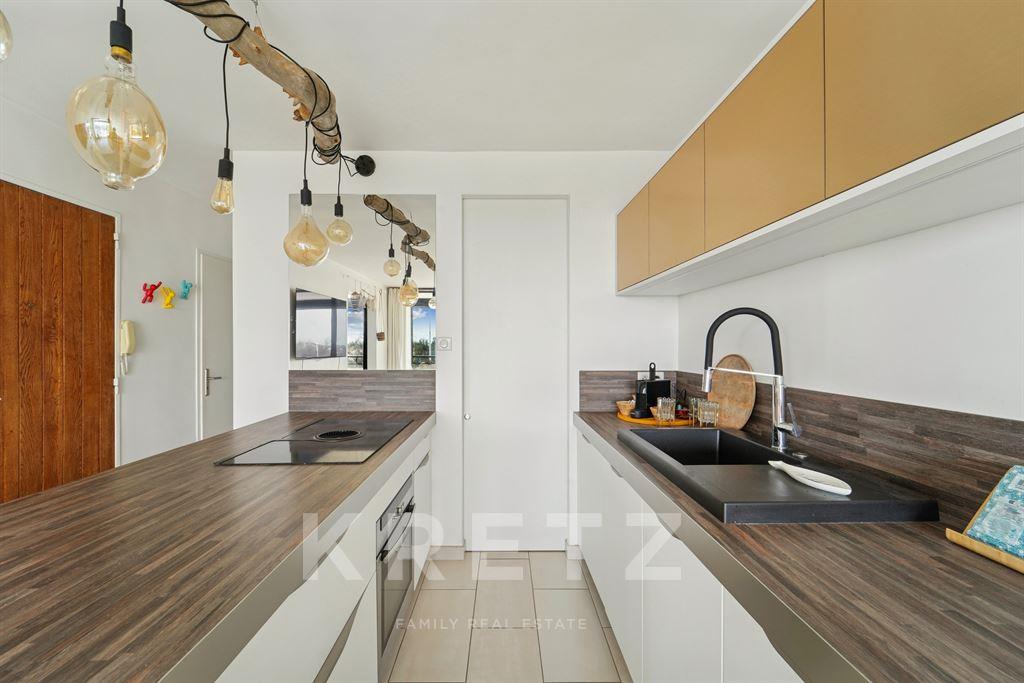 Apartment with terrace on the first line facing the sea