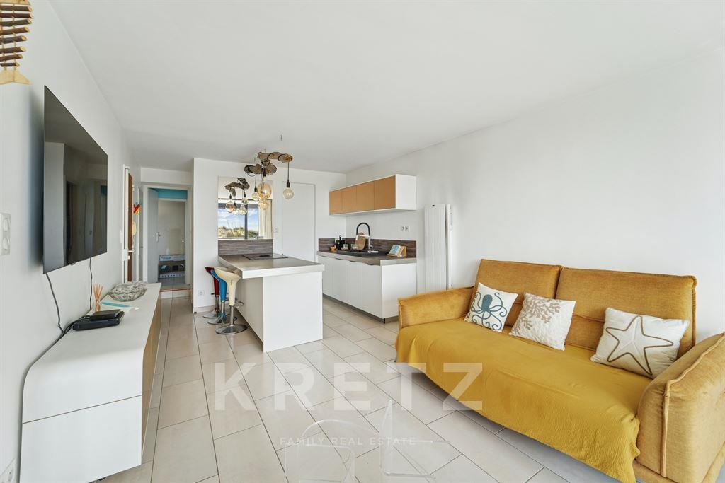 Apartment with terrace on the first line facing the sea