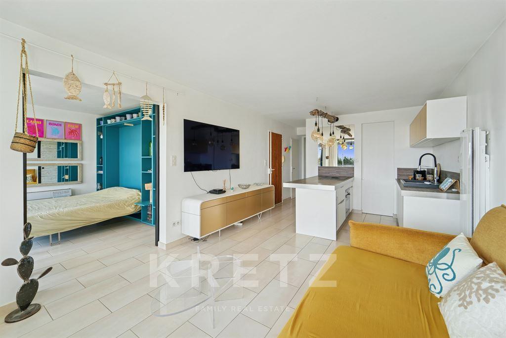 Apartment with terrace on the first line facing the sea