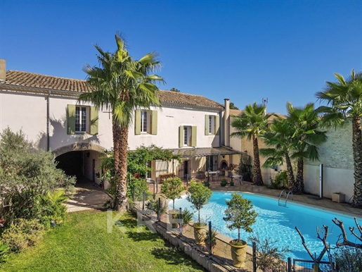 Casa senhorial com piscina, jardim e grande telheiro de conversão isolado