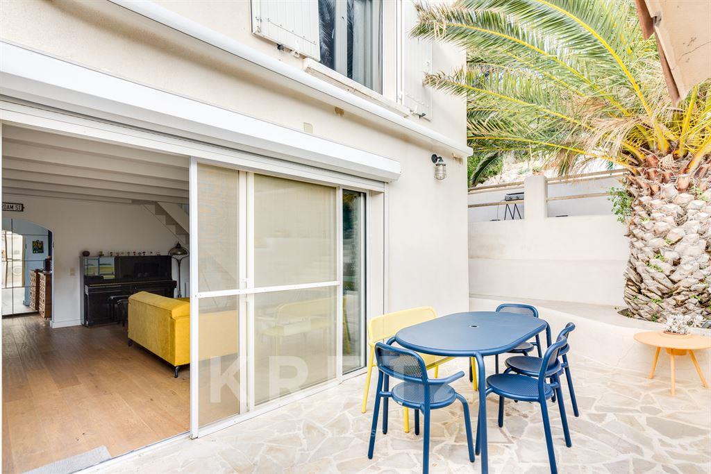Casa discreta con jardín, piscina y garajes