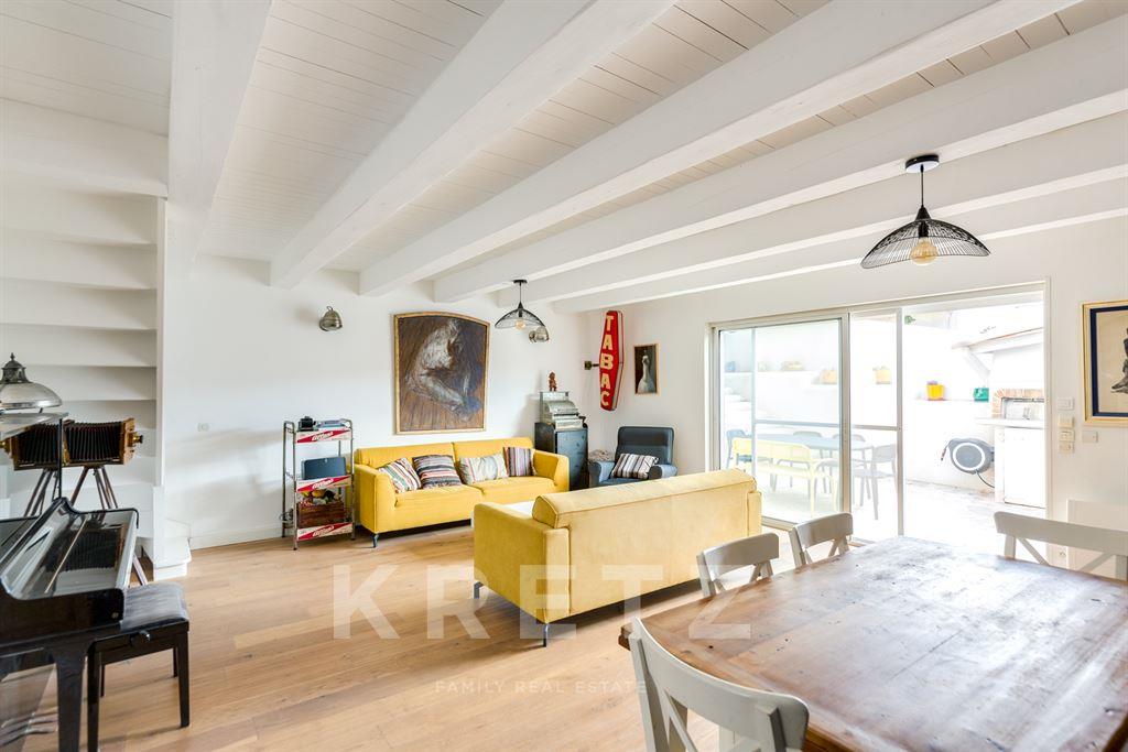 Casa discreta con jardín, piscina y garajes