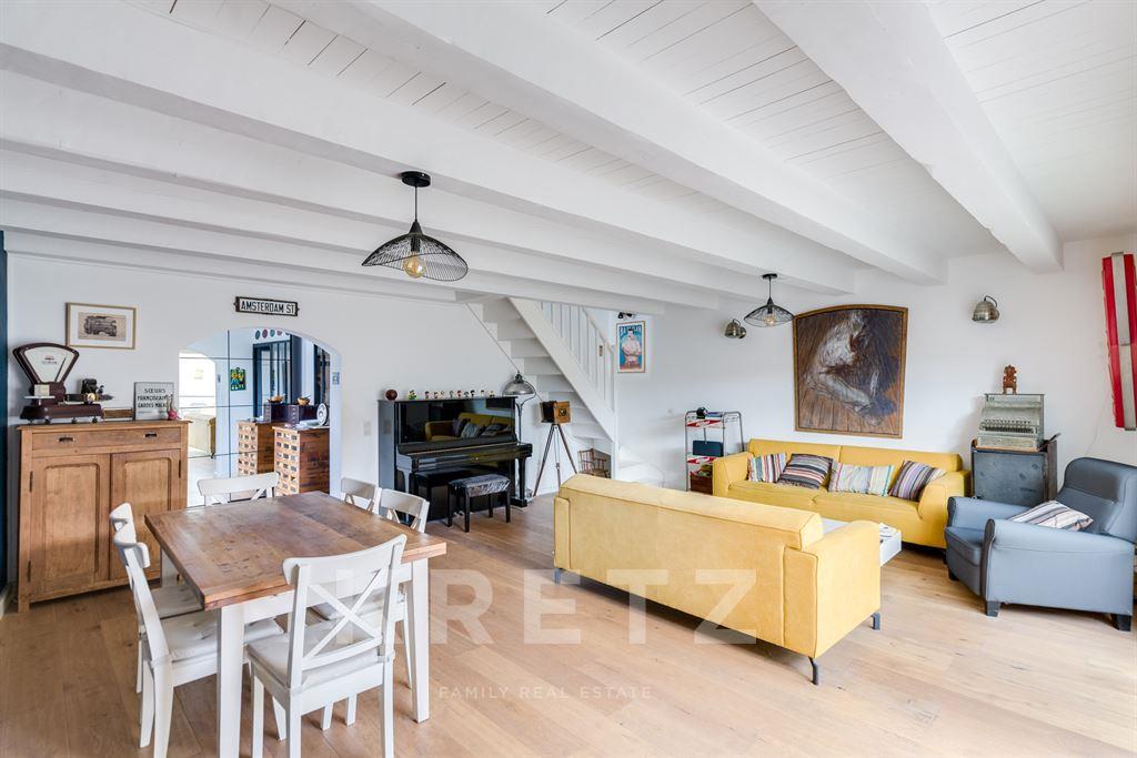 Casa discreta con jardín, piscina y garajes