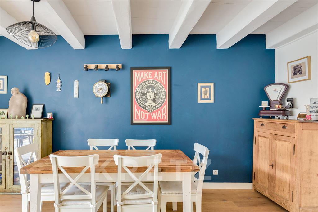 Casa discreta con jardín, piscina y garajes