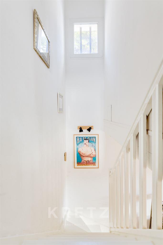 Casa discreta con jardín, piscina y garajes