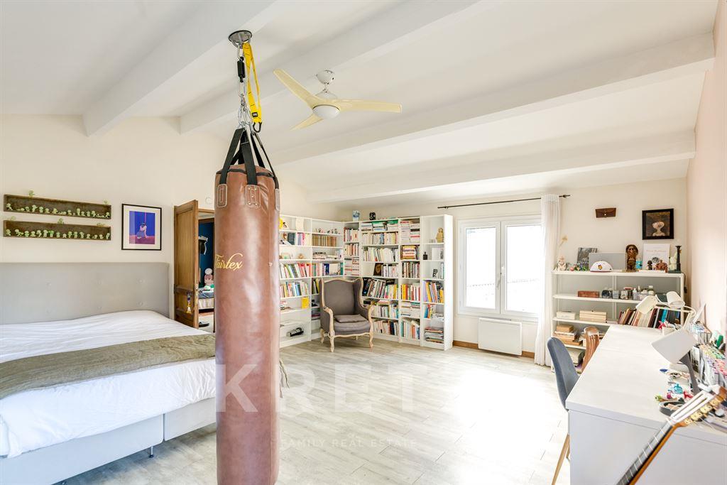 Casa discreta con jardín, piscina y garajes