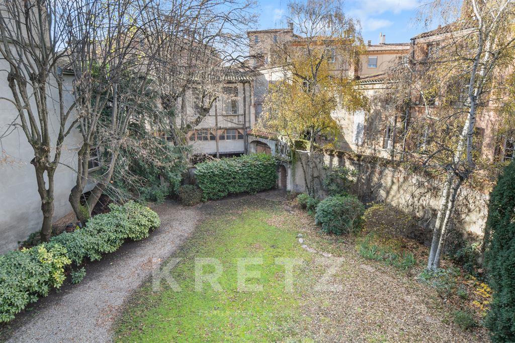 Hotel particulier de 1000m2 dans le triangle d'or