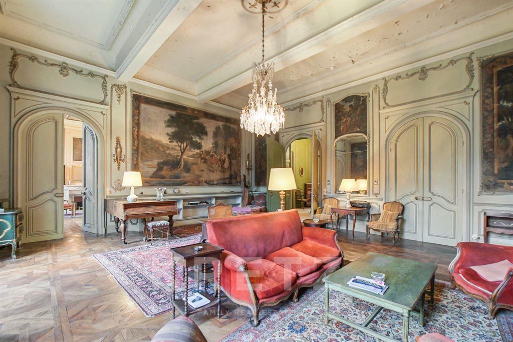 Hotel particulier de 1000m2 dans le triangle d'or